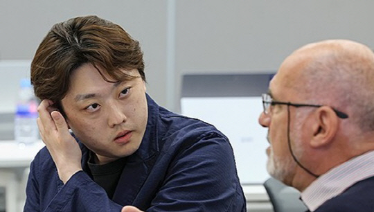 박단 대한전공의협의회 비상대책위원장이 17일 오전 서울 용산구 대한의사협회 회관에서 열린 세계의사회(WMA) 소속 젊은의사협의체(JDN) 회의 워킹 그룹 세션에 참석해 참석자 발언을 듣고 있다.<연합뉴스>